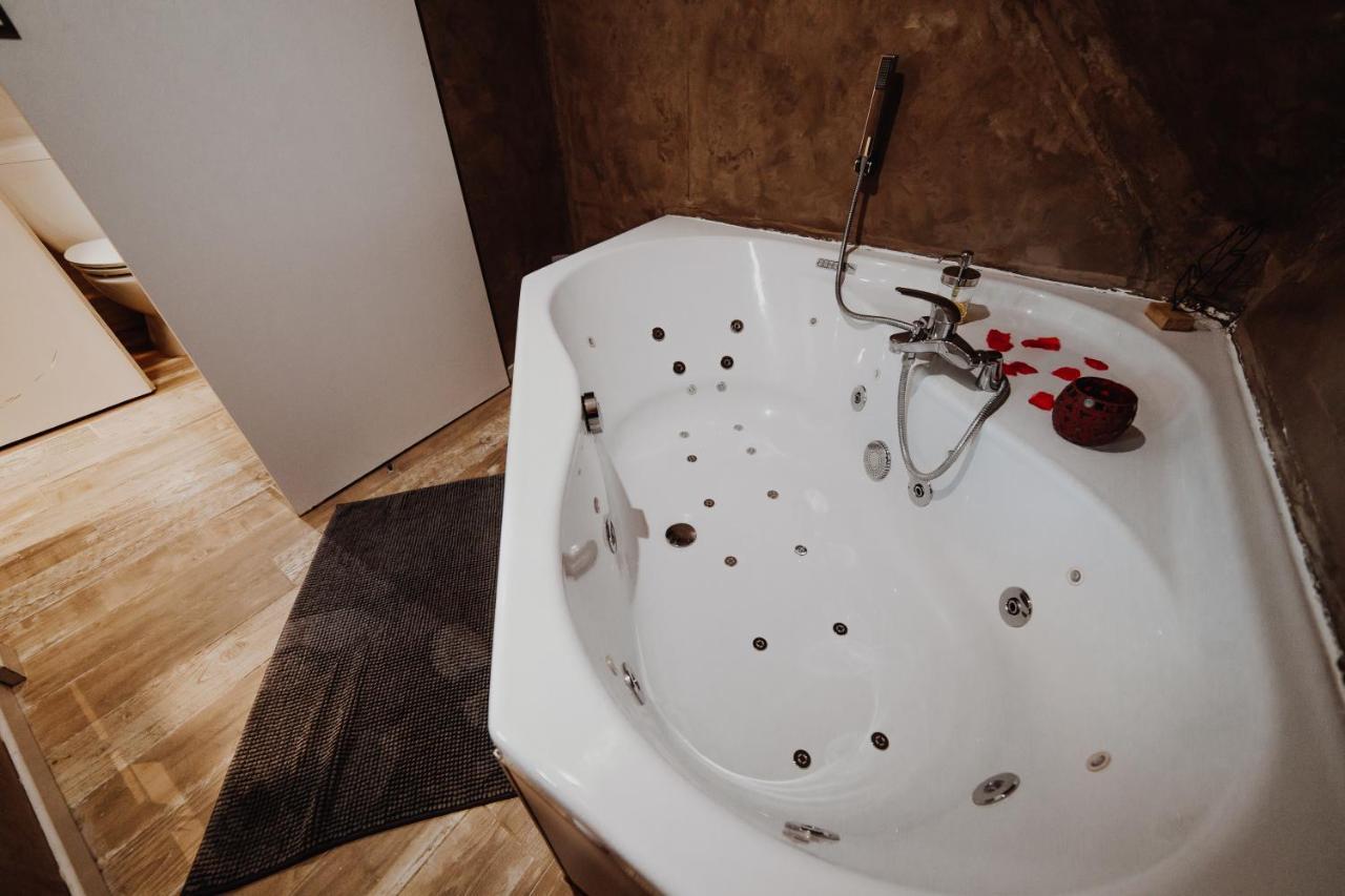 Chalet Tropical Avec Bain A Bulles - In The Woods Gesves エクステリア 写真