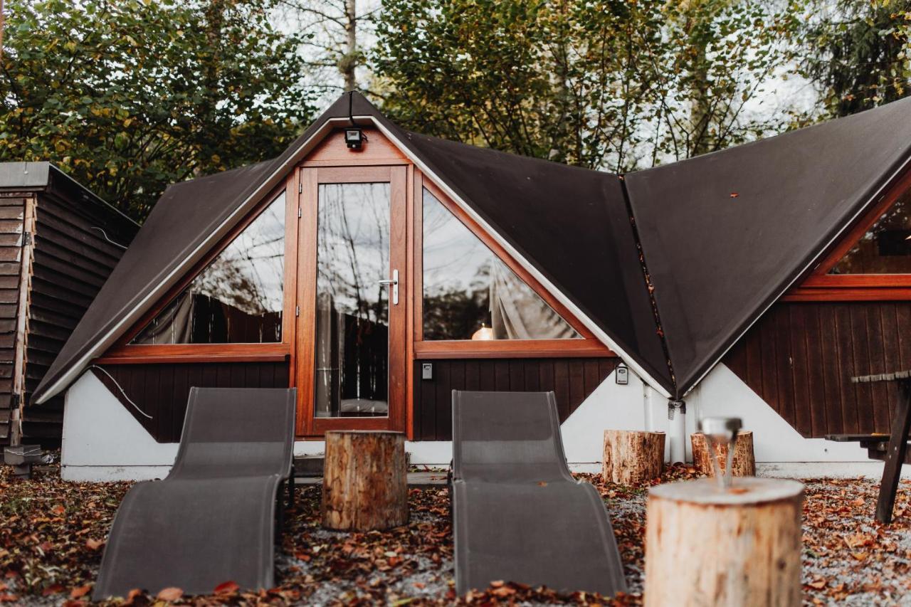 Chalet Tropical Avec Bain A Bulles - In The Woods Gesves エクステリア 写真