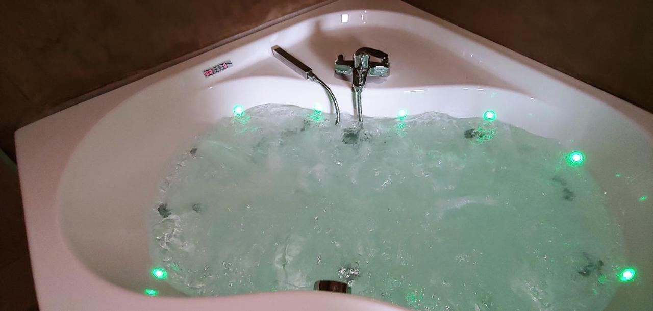 Chalet Tropical Avec Bain A Bulles - In The Woods Gesves エクステリア 写真